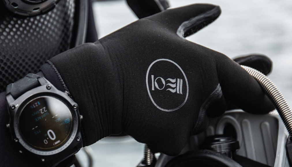 https://dev.thehonestdiver.com/wp-content/uploads/2020/06/Fourth-Element-5mm-Diving-Gloves-Set-Up.jpg