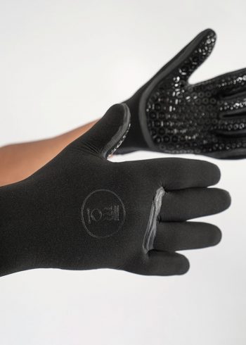 Diver wearing their Fourth Element 5mm gloves