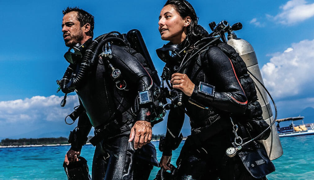 https://dev.thehonestdiver.com/wp-content/uploads/2020/06/Fourth-Element-Proteus-2-5mm-suit-stretch.jpg