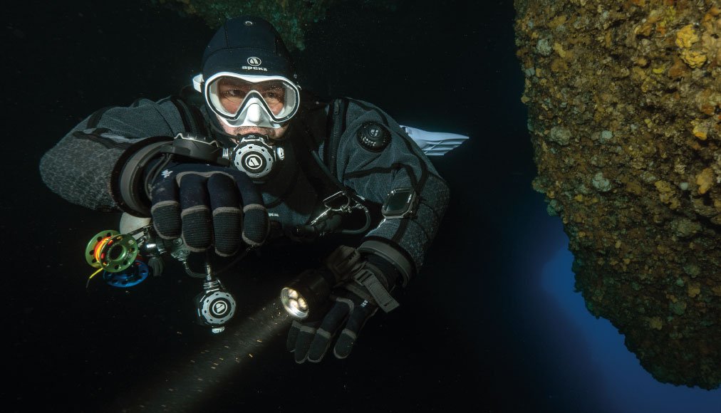 https://dev.thehonestdiver.com/wp-content/uploads/2020/10/Apeks-Bungee-Mount-Compass-Diver-Stretch.jpg