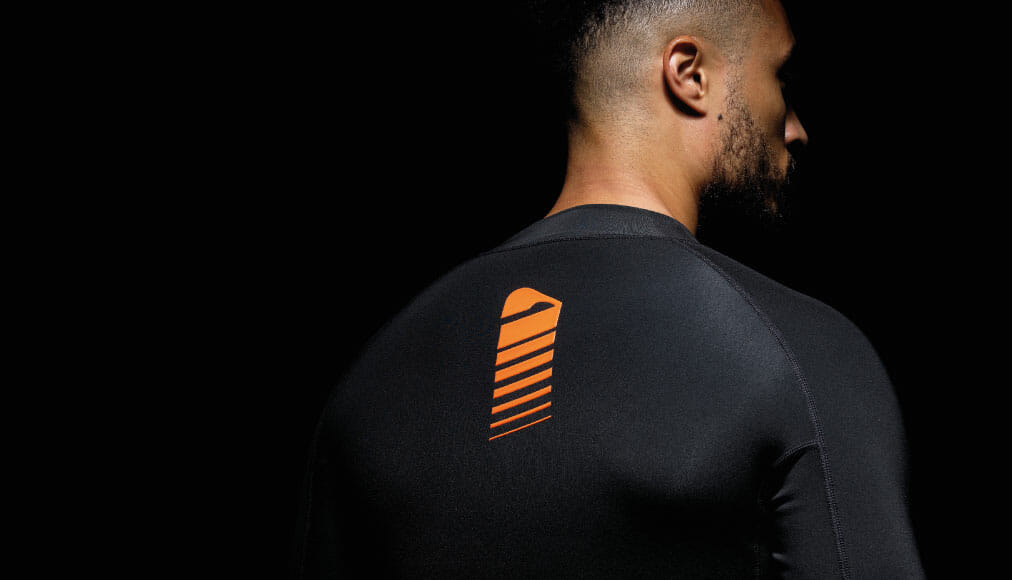 https://dev.thehonestdiver.com/wp-content/uploads/2021/02/Apeks-ThermiQ-Carbon-Core-Long-Sleeve-Rash-Guard-Diver.jpg