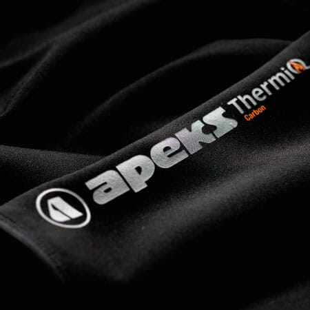 https://dev.thehonestdiver.com/wp-content/uploads/2021/02/Apeks-ThermiQ-Ladies-Carbon-Core-Long-Sleeve-Rash-Guard-Detail.jpg
