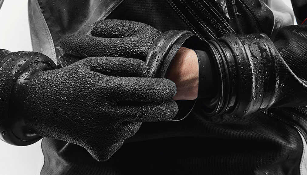 https://dev.thehonestdiver.com/wp-content/uploads/2021/05/Santi-Smart-Dry-Glove-System-Donning.jpg