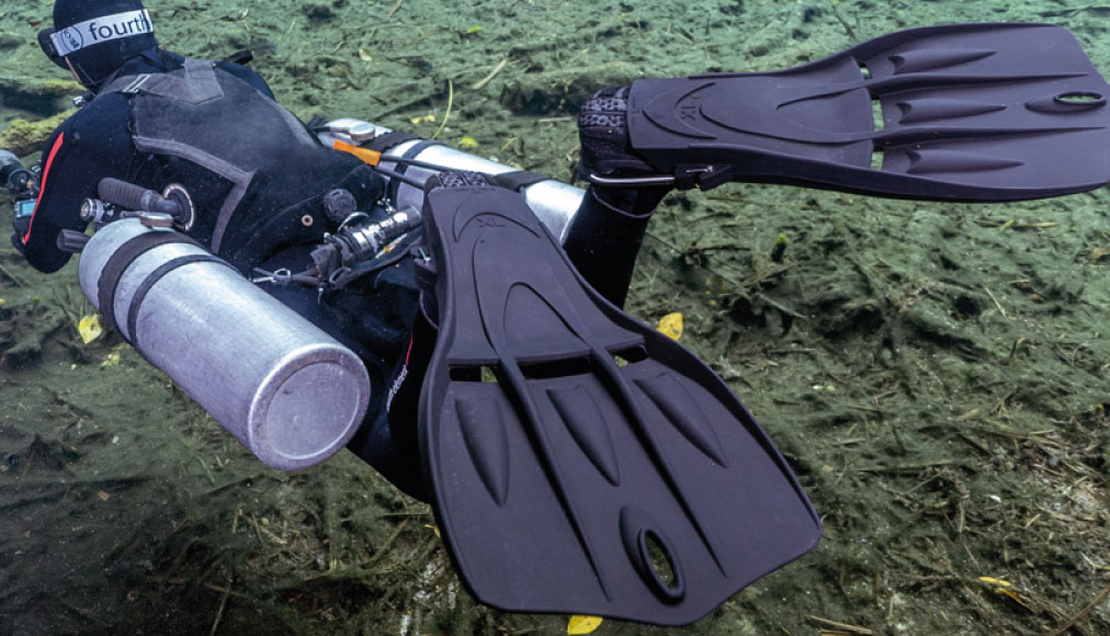 https://dev.thehonestdiver.com/wp-content/uploads/2022/10/Fourth-Element-Tech-Fin-Black-tech-diver-fin.jpg