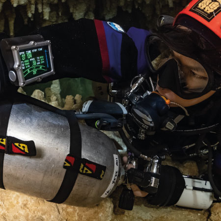 https://dev.thehonestdiver.com/wp-content/uploads/2022/11/Shearwater-Swift-Transmitter-for-cave-diving.jpg