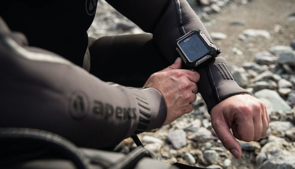 https://dev.thehonestdiver.com/wp-content/uploads/2022/12/Apeks-DSX-Dive-Computer-Wrist-Mounted.jpg