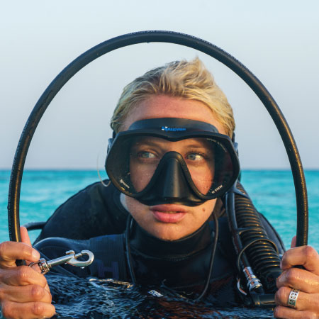 https://dev.thehonestdiver.com/wp-content/uploads/2022/12/Diver-wearing-Halcyon-H-View-Mask-at-the-surface.jpg