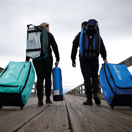 https://dev.thehonestdiver.com/wp-content/uploads/2023/02/Divers-carrying-luggag-in-the-Aqualung-Duffel-Pack.jpg