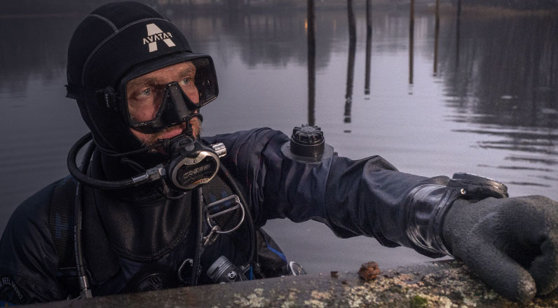 Diver wearing Enluva gloves under their drysuit dry gloves