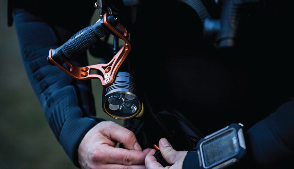 https://dev.thehonestdiver.com/wp-content/uploads/2024/06/Diver-gearing-up-with-Apeks-Luna-X-Umbilical-Torch.jpg