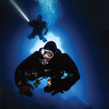 https://dev.thehonestdiver.com/wp-content/uploads/2024/06/Diver-in-cave-with-Apeks-Luna-X-Umbilical-Torch.jpg